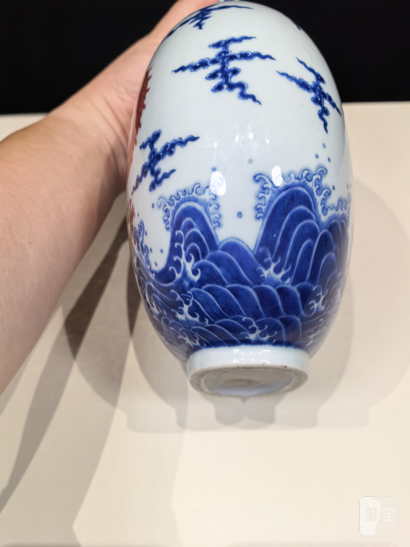 清乾隆 青花釉里红龙纹抱月瓶 - 图16